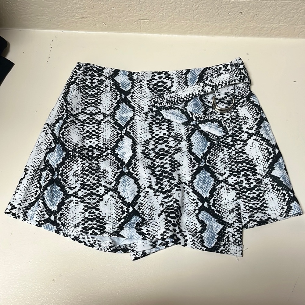 Wdirara gray snakeskin shirt shorts size small